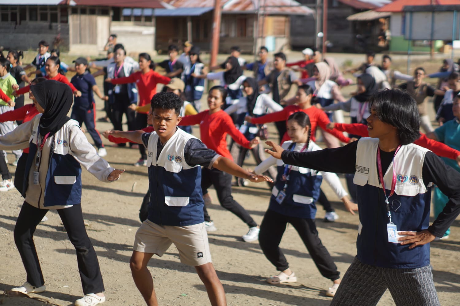 Semarak Senam Pagi Bersama Ibu-Ibu PKK dan Mahasiswa KKN UNP di Desa Matobe