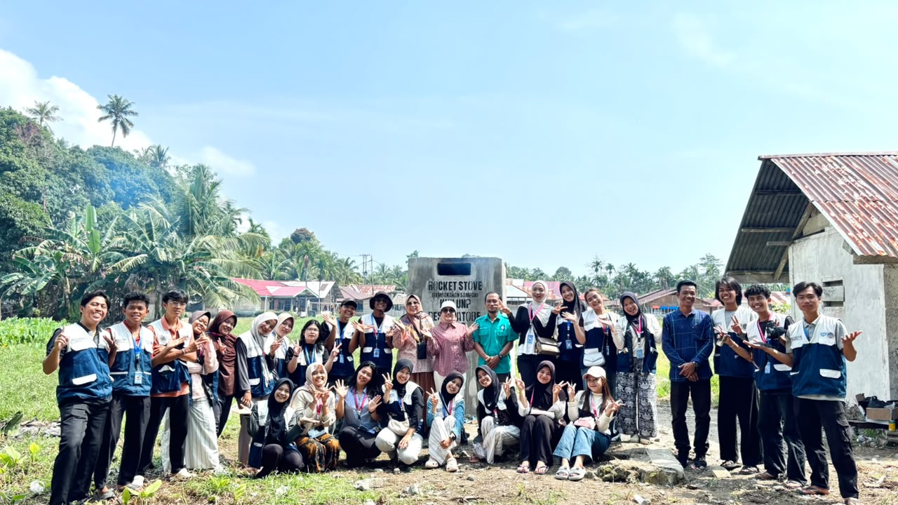 Ketika Sampah Tak Lagi Jadi Sumber Asap, Mahasiswa KKN UNP Hadirkan Inovasi Rocket Stove