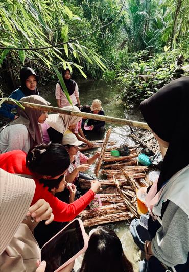 Mahasiswa KKN MATOBE UNP 2026 Eksplorasi Makanan Ekstrem Khas Mentawai "Toek" untuk Mengenal Lebih Dekat Budaya dan Kearifan Lokal Masyarakat Mentawai