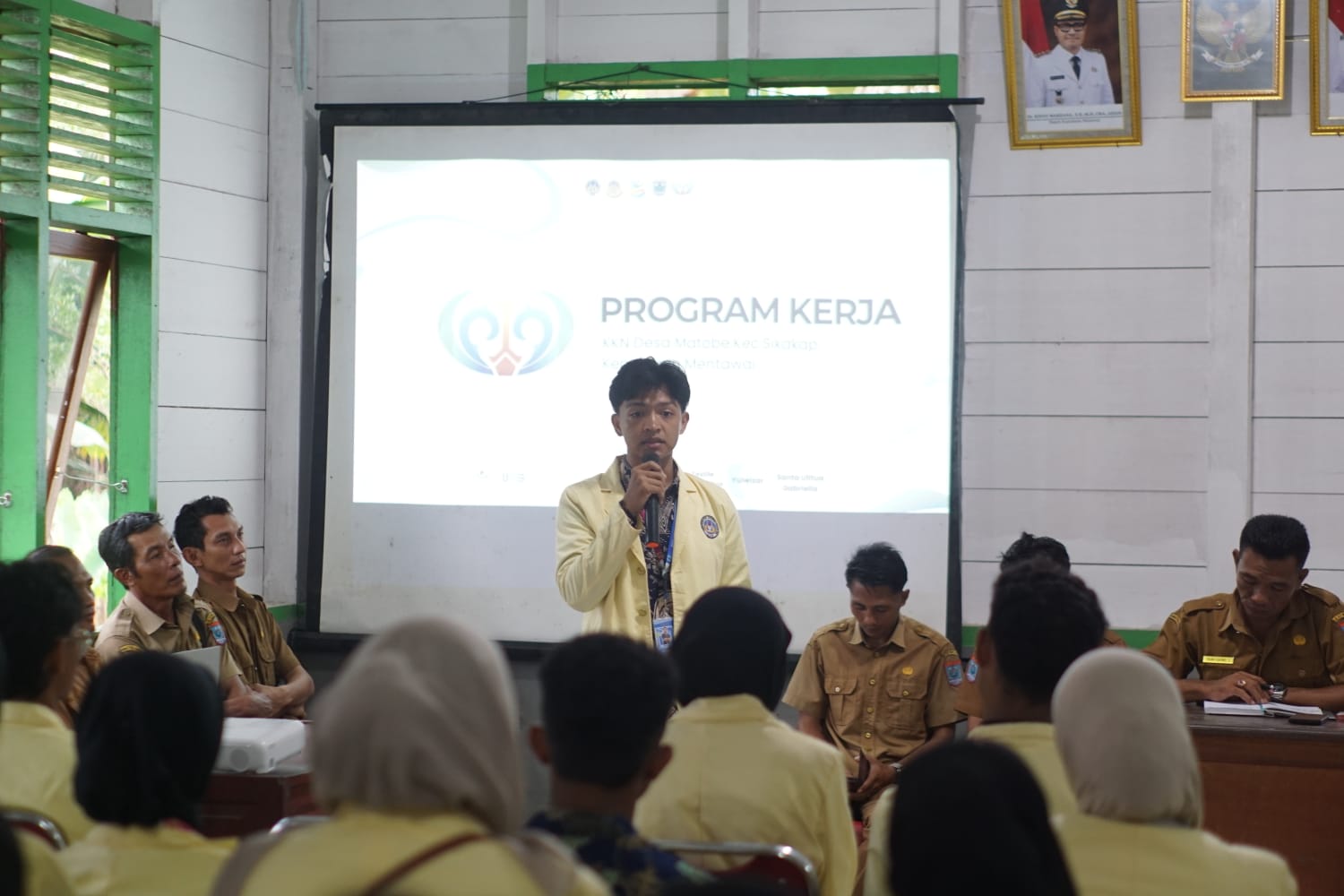 Mahasiswa KKN MATOBE UNP 2026 Menyampaikan Rencana Program Kerja kepada Pemerintah Desa di Balai Desa Matobe