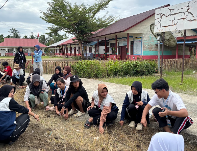 Membangun Semangat Kebersamaan, Mahasiswa KKN MATOBE UNP 2026 Melaksanakan Gotong Royong di Balai Desa