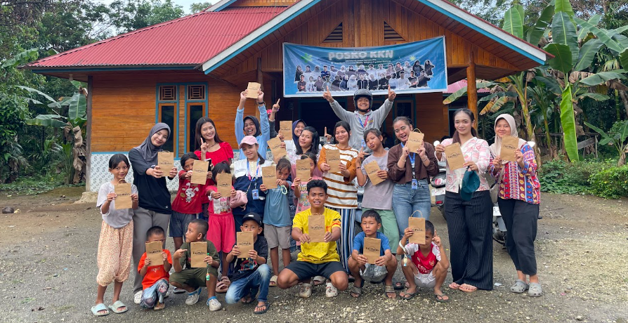 Keceriaan Anak-Anak di Posko Belajar Bersama Mahasiswa KKN MATOBE UNP 2026 melalui Permainan Edukatif dan Hadiah