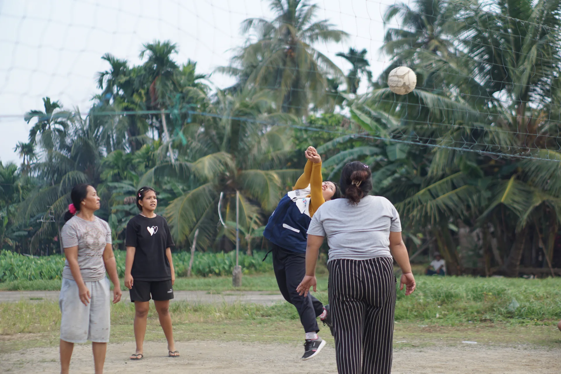 Mengisi Sore dengan Bermain Bola Voli Bersama Ibu-Ibu PKK Desa Matobe, Mahasiswa KKN MATOBE UNP 2026 Pererat Kebersamaan