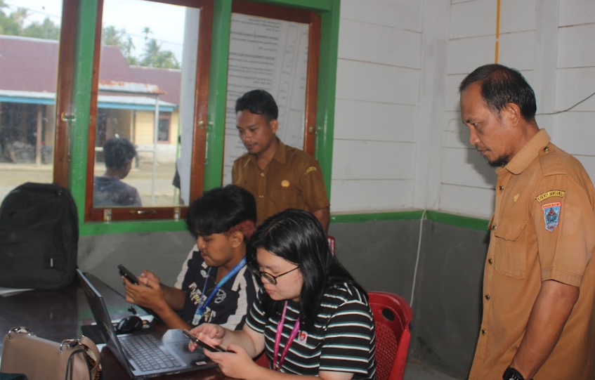 Mahasiswa KKN MATOBE UNP 2026 Melakukan Pengisian Data Website Desa dengan Pendampingan Aparat Desa